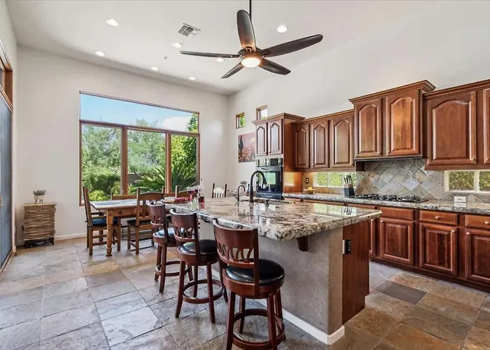 Sunrise Retreat - Backyard Oasis - Beautiful Views Holiday home Scottsdale