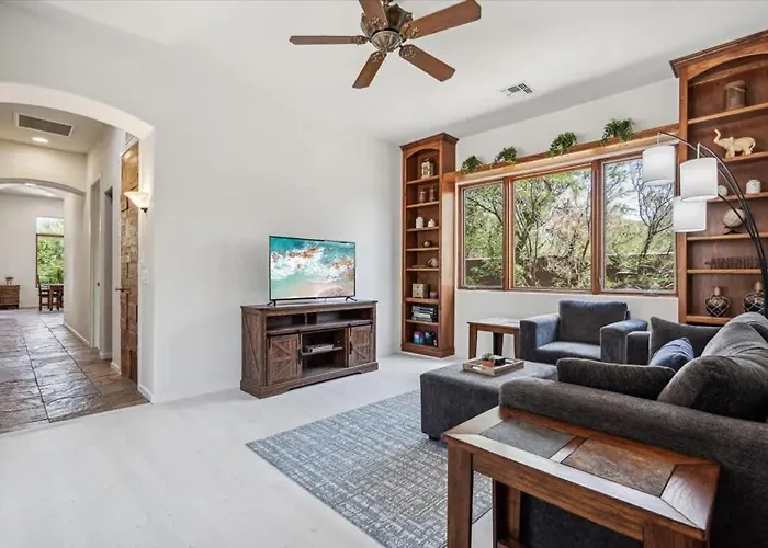 Sunrise Retreat - Backyard Oasis - Beautiful Views Holiday home