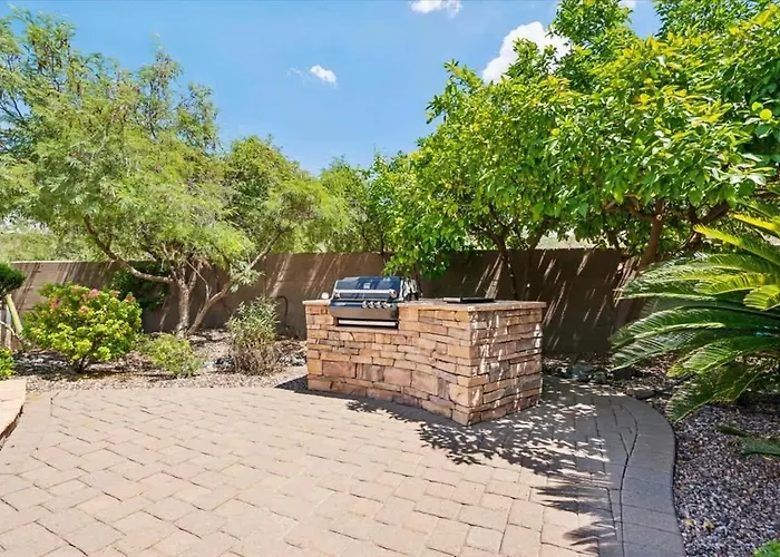 Sunrise Retreat - Backyard Oasis - Beautiful Views Holiday home *